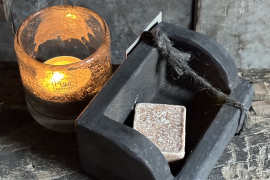Vergrijsd houten Amber bakje