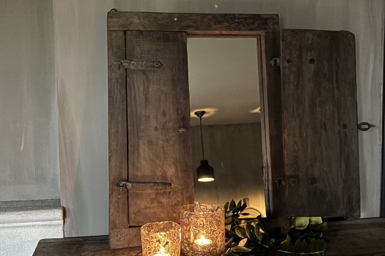 Oude luik met spiegel