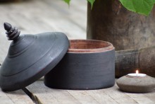 Oud zwart houten Tika pot XL 1