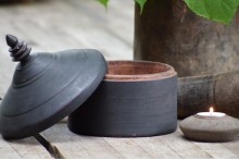 Oud zwart houten Tika pot XL 1